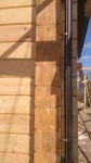 Прокладка медного токоотвода по углу деревянног дома с помощью настенных держателей